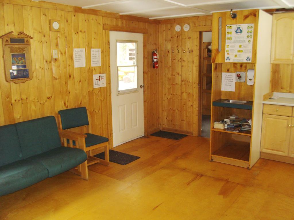 Hi Mosquito Creek - Wilderness Hostel Lake Louise Room photo