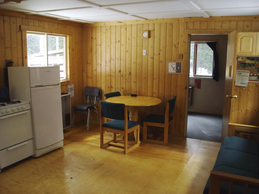 Hi Mosquito Creek - Wilderness Hostel Lake Louise Exterior photo