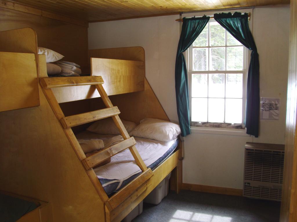 Hi Mosquito Creek - Wilderness Hostel Lake Louise Room photo